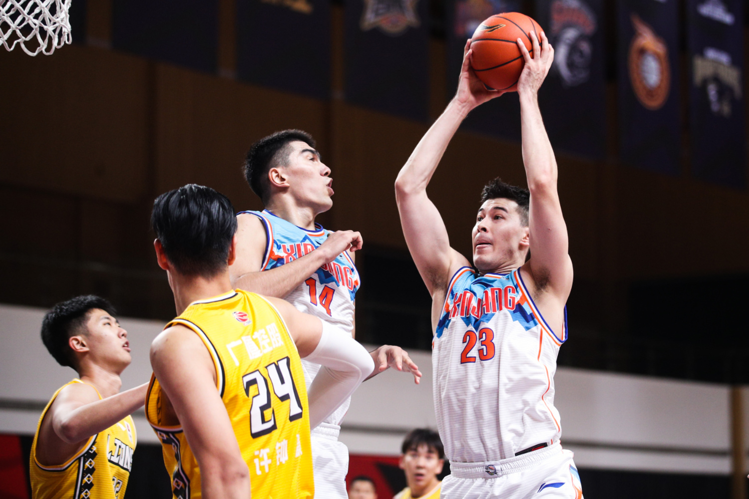 北控篮球邀请特殊学生现场感受cba京津大战