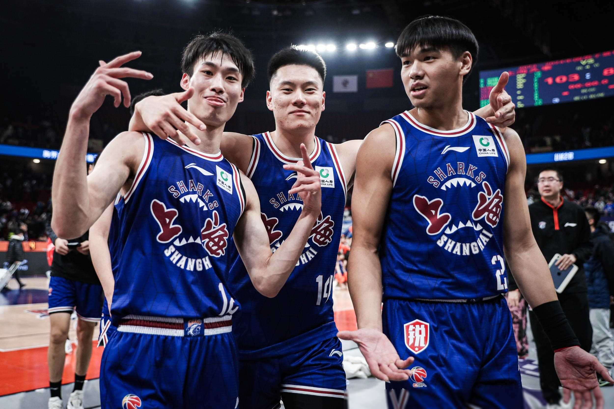 包含清晨多伦多猛龙备战CBA季后赛，远射贴柱细节曝光，悬念犹存，临场指挥获称赞的词条